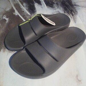 Oofos Unisex sandal.